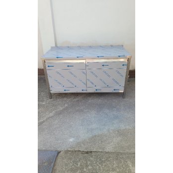 Pracovný nerezový stôl oplechovaný s dvierkami a policami, rozmer (šxhxv): 1300 x 600 x 900 mm